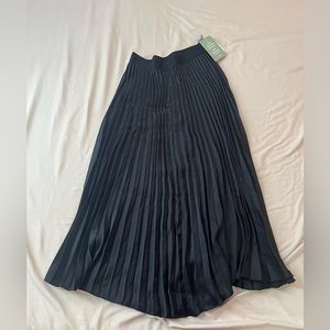 Size s h and m skirt with tags never worn black pleated midi